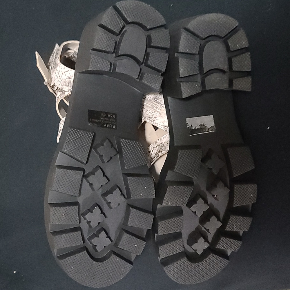 Sandals NWOT - Picture 10 of 12